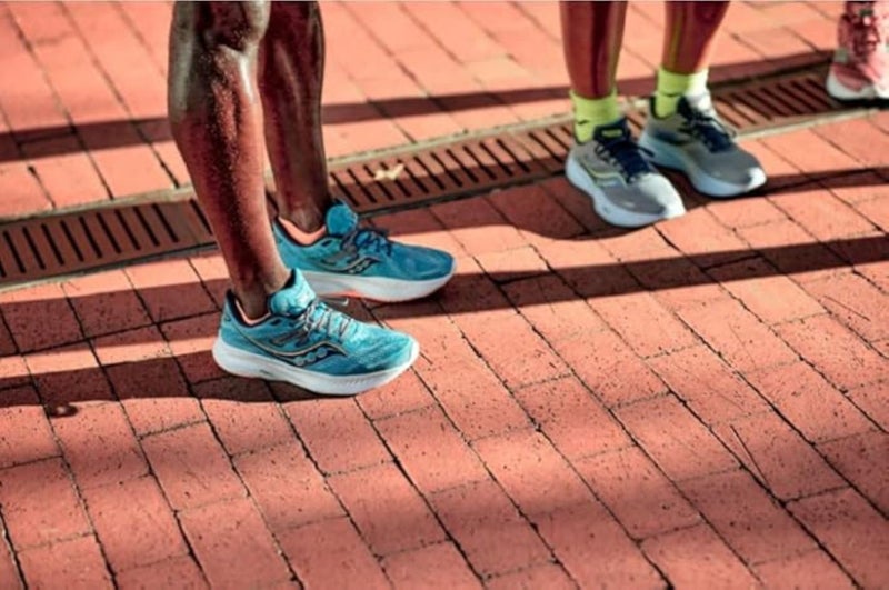 saucony جوارب ساكوني للرجال متعددة العبوات - أداء البرق، راحة مثالية، بدون ظهور، أسود متنوع (6 أزواج)، مقاس الحذاء: 5-8 - Image 2